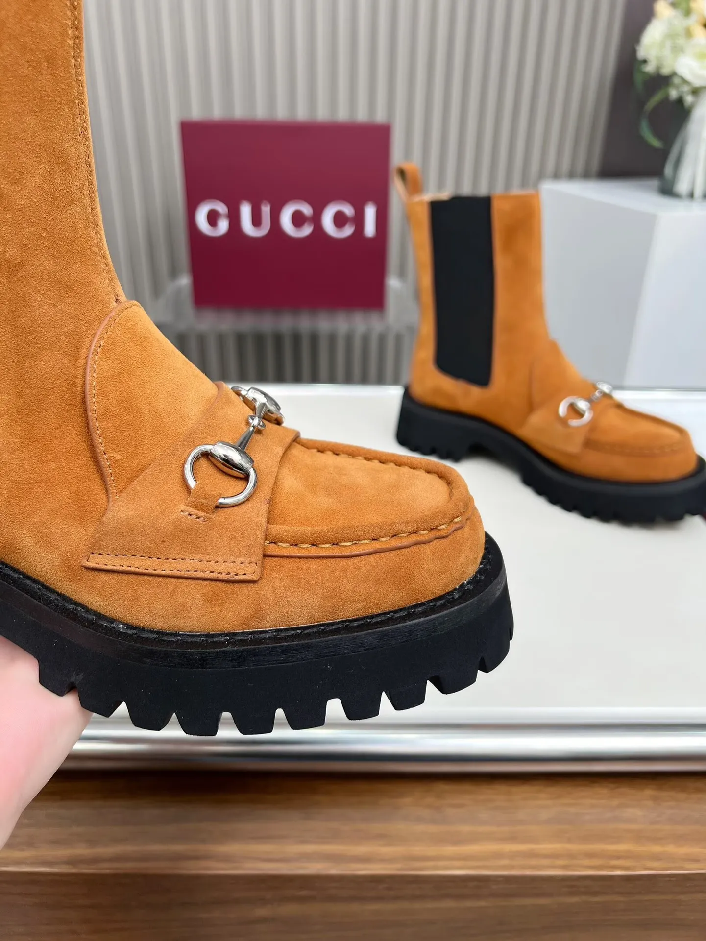 👟👟Ex-factory price 640👟👟 New version of Gucci GUCCI hot sale✅Ankle boots 🎉Very easy to match👍Elastic design on both sides [strong] Easy to put on and take off, especially retro British style, Gucci buckle decoration on the front💎LOGO✅ Fabric: imported cowhide 🐂High mercerized velvet, lining/foot: cow lining Color: black caramel color Brown 3 colors optional Number of yards: 35-42 {2 heads need to be customized} Heel height: 5cm Packing: Comes with card and cloth bag.
